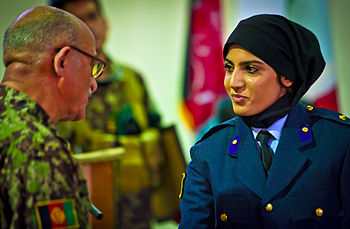 Nilofar Rahmani neemt haar pilotenvleugels in ontvangst tijdens een ceremonie in mei 2013.  