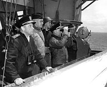 Le lieutenant général Omar Bradley (deuxième à partir de la gauche) et d'autres officiers supérieurs à bord de l'USS Augusta pendant le débarquement de Normandie.