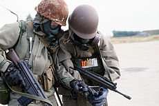 Vojáci v plynových maskách  