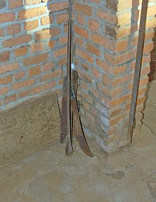 Machete e mazze usate per uccidere i Tutsi (ora in un museo)