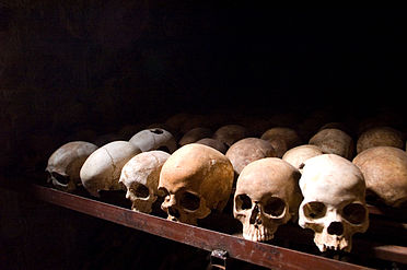 Schedels bij een gedenkplaats over de Rwandese genocide  