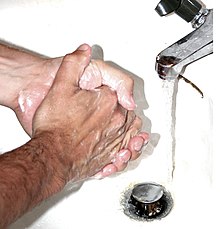 Честото миене на ръцете е поведение, което често се наблюдава при пациенти с ОКР.  