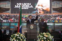 Obama hovoří na vzpomínkové bohoslužbě za Nelsona Mandelu 10. prosince 2013 na fotbalovém stadionu v jihoafrickém Sowetu.