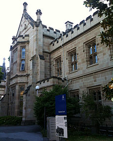 Cussonia Court, waar de scholen voor klassieke talen en filosofie gevestigd zijn.  