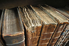 Oude boekbanden in een bibliotheek