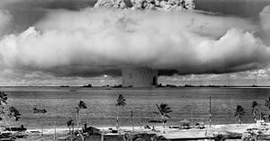 Výbuch "Baker" v rámci operace Crossroads na atolu Bikini v Mikronésii v roce 1946.
