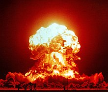 Test de explozie nucleară în Nevada în 1953.  