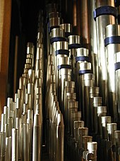 Different stops of an organ: Mixture, Gemshorn 2′, Gedacktflöte 4′, Gedackt 8′ (f. l. t. r.)