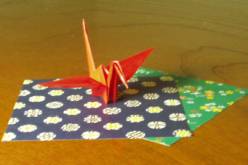 Бумажный журавлик и бумаги для оригами