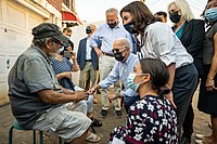 Ocasio-Cortez alături de președintele Joe Biden, senatorii Chuck Schumer și Kirsten Gillibrand și guvernatorul Kathy Hochul în vizită la locuitorii din Queens după uraganul Ida, septembrie 2021  