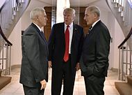 Troef en vice-president Mike Pence in gesprek met secretaris John F. Kelly over immigratie, januari 2017