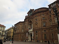 De beroemde afgeronde voorgevel van het paleis aan de ingangszijde van het gebouw.