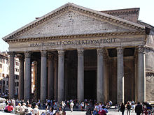 O Panteão de Hadrian em Roma é um exemplo de construção em concreto romano.