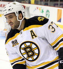 Patrice Bergeron, náhradný kapitán Bostonu Bruins a najdlhšie pôsobiaci náhradný kapitán v lige, ktorý túto funkciu vykonáva od roku 2006