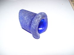 Un pezzo di vetro marino blu cobalto da un tappo di bottiglia