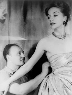 Pierre Balmain verstelt een jurk van model Ruth Ford in 1947 (gefotografeerd door Carl Van Vechten)