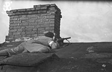 Powstańcy z batalionu "Pięść" dowodzeni przez Stanisława Jankowskiego "Agaton" 2 sierpnia 1944 r. na dachu domu na Cmentarzu Ewangelickim na Woli w Warszawie.