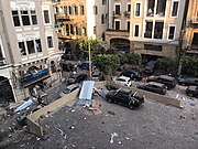 На 4 август множество експлозии разрушават пристанището на Бейрут, Ливан, убиват над 220 души и раняват хиляди.  