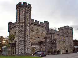 Fotografie hradu Castell Deudraeth, který se nachází v Portmeirionu.  