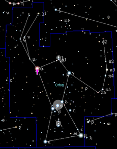 Rozā bultiņa pie zvaigznes kreisajā pusē, kas apzīmēta ar α, norāda uz Betelgezēzi Orionā.