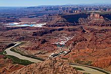 Ορυχείο ποτάσας και λίμνες εξάτμισης (μπλε) κοντά στο Moab, 2011. Το νερό είναι βαμμένο μπλε για να επιταχύνει την εξάτμιση.