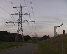 The 380 kV Etzenricht-Hradec line crosses the state border between Germany and the Czech Republic. The pylon in the foreground is located in Bavaria, the one in the background in the Czech Republic.