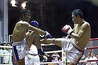 Två khmeriska kickboxare tävlar i en pradal serey-match  
