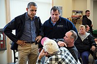 Кристи с президента Барак Обама на посещение при пострадалите от урагана Санди, 2013 г.  