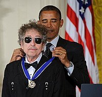Dylan krijgt de Presidential Medal of Freedom uitgereikt door president Barack Obama in 2012  