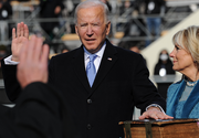 Biden vannoo virkavalan virkaanastujaisissaan 20. tammikuuta 2021.  