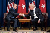 Trump y el presidente turco Recep Tayyip Erdoğan en la Asamblea General de las Naciones Unidas (Foto oficial de la Casa Blanca por Shealah Craighead  