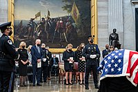 Presidentti Joe Biden kunnioittaa Dolea, kun hänen arkkunsa makaa Yhdysvaltain Capitolissa, joulukuu 2021.  