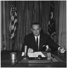 Il presidente Johnson mentre firma la risoluzione il 20 aprile 1964