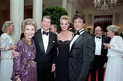 Sylvester Stallone Brigitte Nielsenin, Ronald Reaganin ja Nancy Reaganin kanssa Valkoisessa talossa, 1985  
