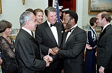 Пеле в Белия дом на 10 септември 1986 г., заедно с президента на САЩ Роналд Рейгън и президента на Бразилия Жозе Сарней.  