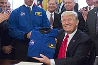 Presidentti Trump vastaanottaa NASA:n lentotakin Valkoisessa talossa maaliskuussa 2017.  