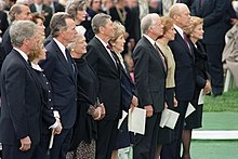 Семейство Рейгънови (в средата) на държавното погребение на Ричард Никсън, 1994 г.  