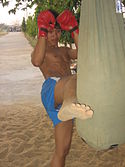 Entrenamiento de un kickboxer jemer