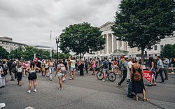 Demonstranter utanför Högsta domstolen strax efter tillkännagivandet av beslutet Dobbs v. Jackson Women's Health Organization 2022.  