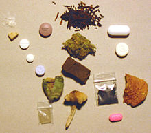 Verschillende psychoactieve drugs; tegen de klok in van linksboven: cocaïne crack Methylfenidaat (Ritalin) efedrine MDMA (Ecstasy -pil met de glimlach) mescaline (groen gedroogd cactusvlees) LSD (kleine plastic zak) Psilocybine (gedroogde paddenstoel) Salvia divinorum ((grote plastic zak) Difenhydramine (roze pil) Amanita muscaria (rode gedroogde paddenstoelmuts) tylenol (bevat codeïne) codeïne pijptabak (boven) Bupropion (bruine pil) cannabis (groen, midden) hasjiesj (bruine rechthoek)