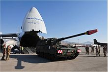 Saksa armeele kuuluv 155 mm iseliikuv kahur PzH 2000 Mazari Sharifi lennujaamas