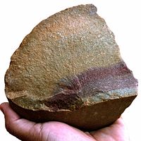 Un énorme noyau clactonien fait de quartzite. De très petits flocons en seraient extraits.