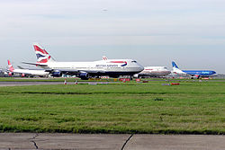 Fila de aeronaves para decolagem no Aeroporto Heathrow de Londres