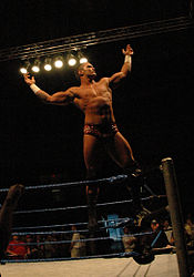 Orton pronkt met zijn kenmerkende pose