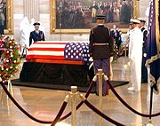Reagan's kist ligt in de staat in het Amerikaanse Capitool Rotunda op 9 juni 2004...