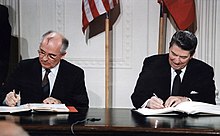 Gorbatsjov en Reagan ondertekenen het kernwapenverdrag voor de middellange afstand in het Witte Huis, 1987.  