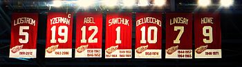 Gli striscioni appesi alla Joe Louis Arena rappresentano i giocatori dei Red Wings i cui numeri di divisa sono stati ritirati.