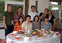 Een klein familiereüniediner op de dag voor Chinees Nieuwjaar in 2006.  