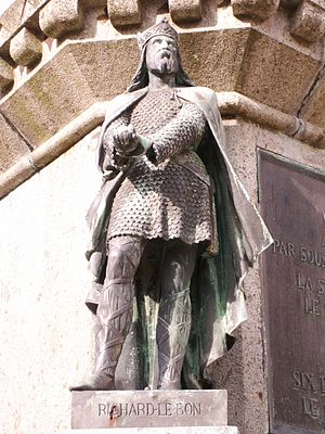 ファレーズにある「ノルマンディーの6人の公爵」像の一部である「リチャード2世善玉」の像。