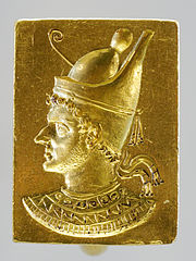 Ring des Philometers Ptolemäus VI. mit der Pschent-Doppelkrone, 3. bis 2. Jahrhundert v. Chr. Ptolemäische Herrscher trugen die Pschent nur in Ägypten. In den anderen Gebieten trugen sie das Diadem.